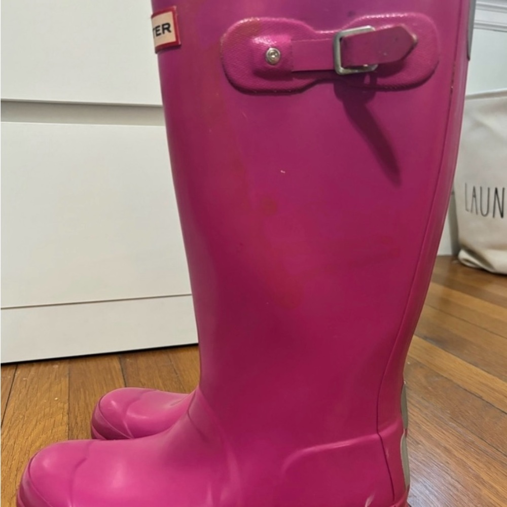 π§οΈπ Hunter Tall Glossy Rain Boots β Hot Pink | Womenβs 6 ππ§οΈ - Picture 6 of 7